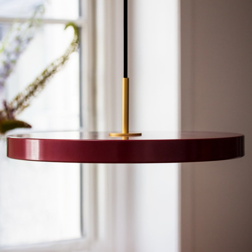 LED pendellampe Asteria Mini rubinrød/messing Ø31 cm dimbar - UMAGE