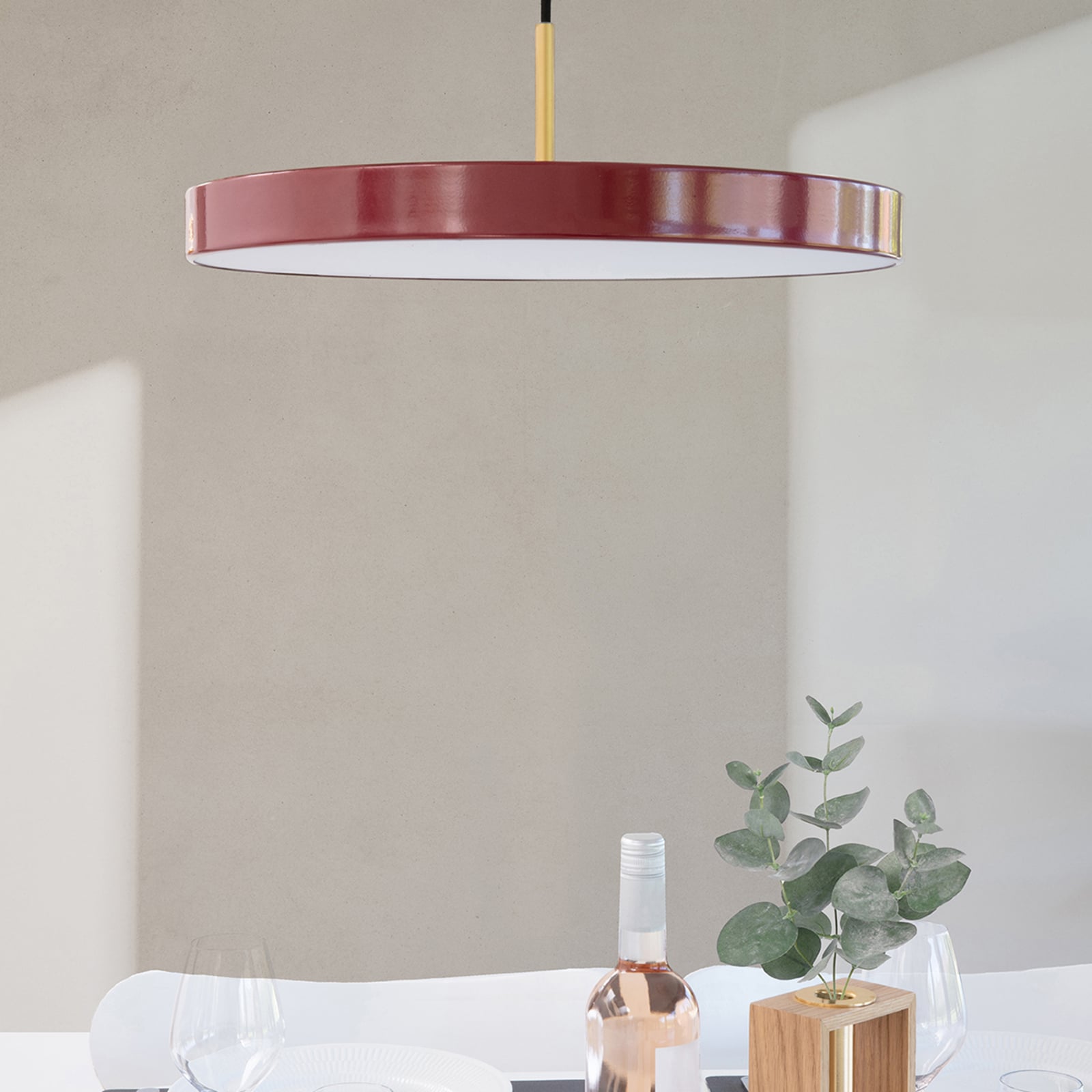 LED pendellampe Asteria Mini rubinrød/messing Ø31 cm dimbar - UMAGE