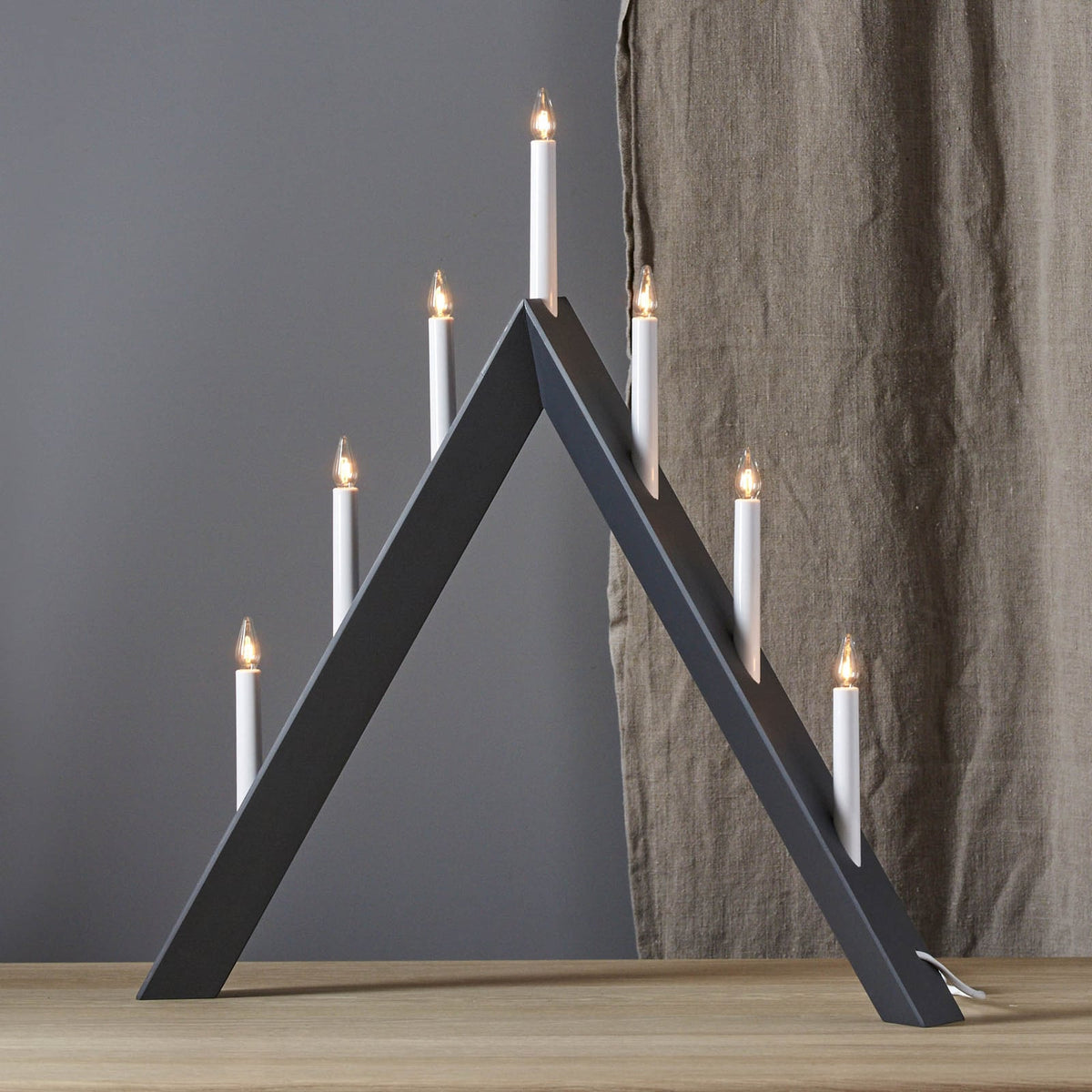 Adventsstake Arrow 7 lys tre 60 cm forfra