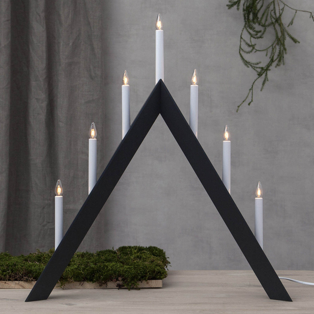 Adventsstake Arrow 7 lys tre 60 cm montert i vindu