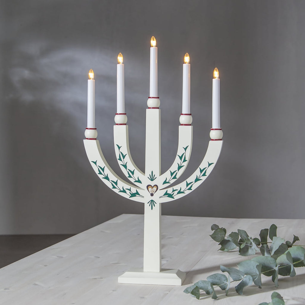 Adventsstake Elias Tradition 15 lys tre 67 cm montert i rom