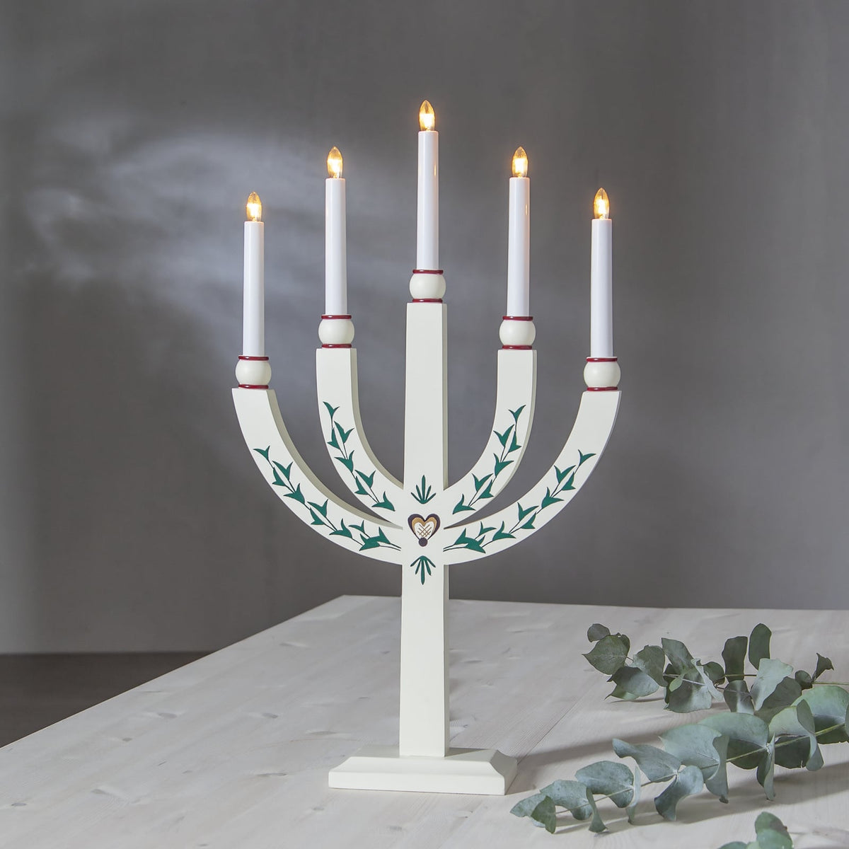Adventsstake Elias Tradition 15 lys tre 67 cm montert i rom