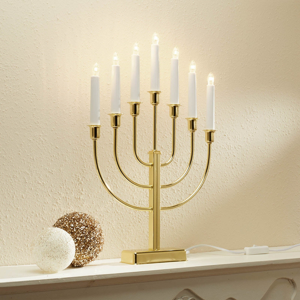 Nærbilde av LED-lys på Adventsstake Kristina 7-arms metall messing