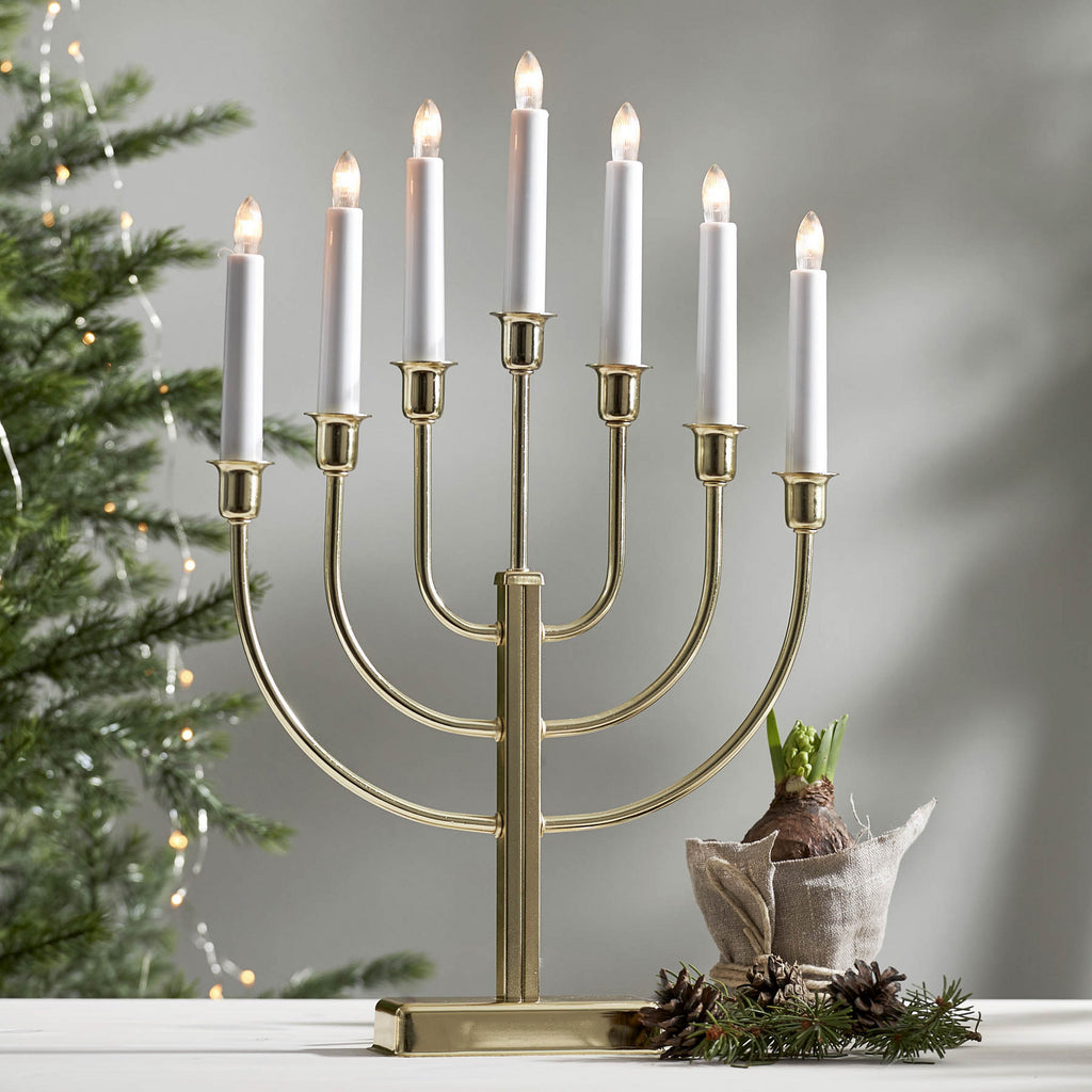 Adventsstake Kristina 7-arms metall messing med syv LED-lys