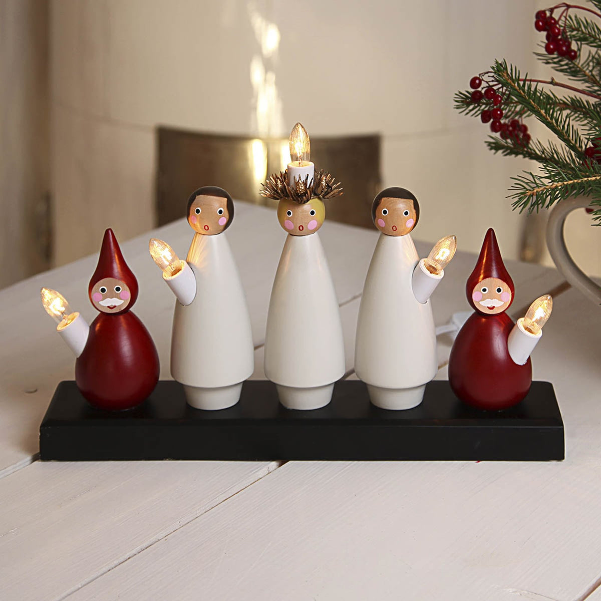 Adventsstake Luciakor 5 lys tre svart/rød forfra