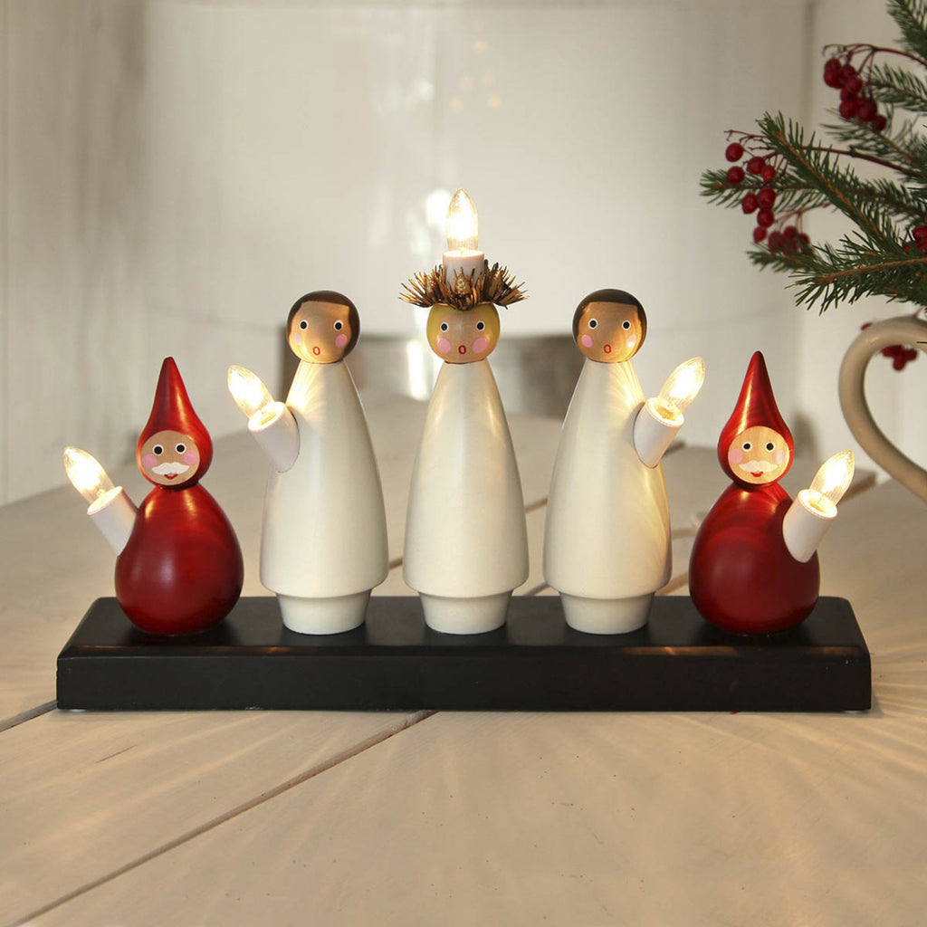 Detalj av Adventsstake Luciakor 5 lys tre svart/rød