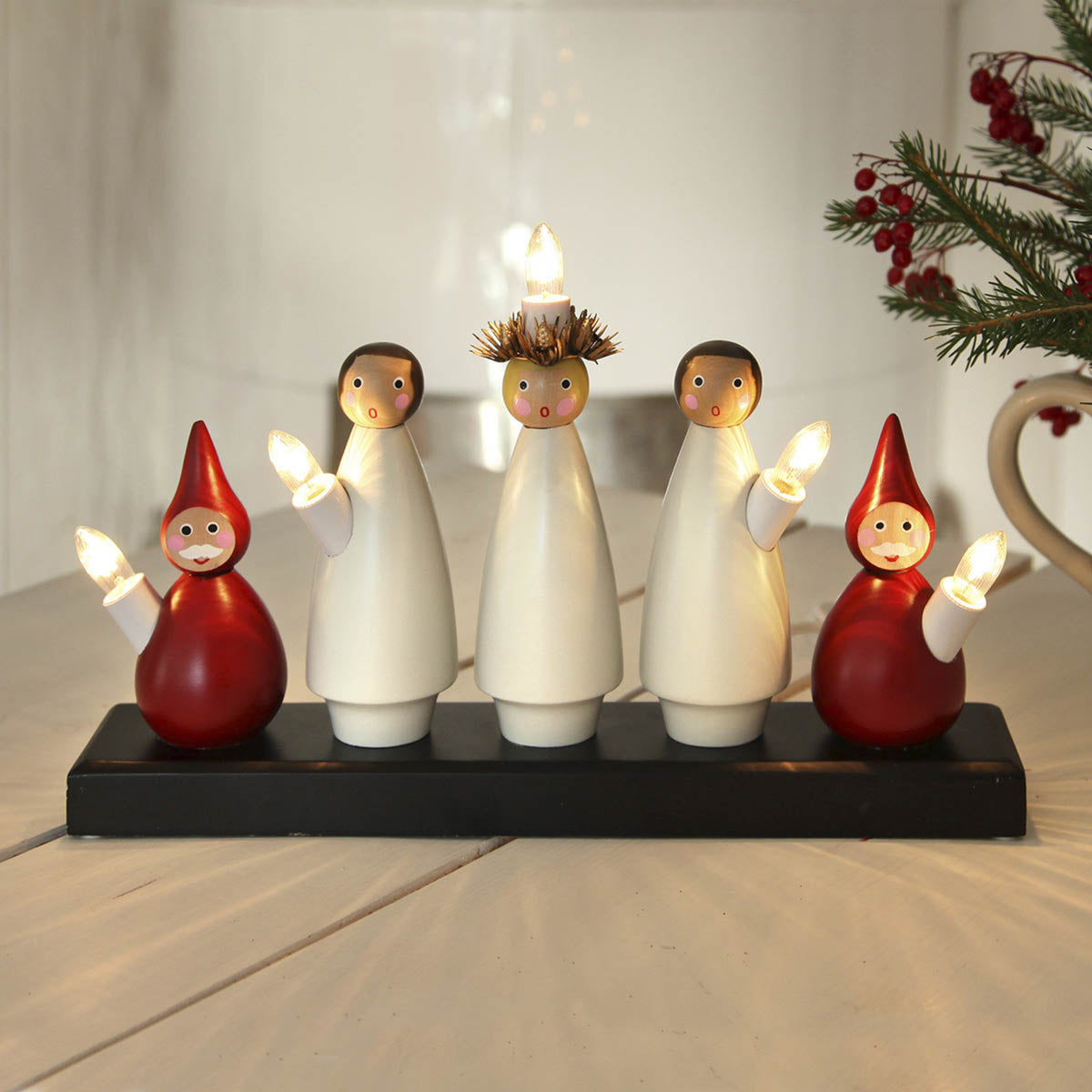 Detalj av Adventsstake Luciakor 5 lys tre svart/rød