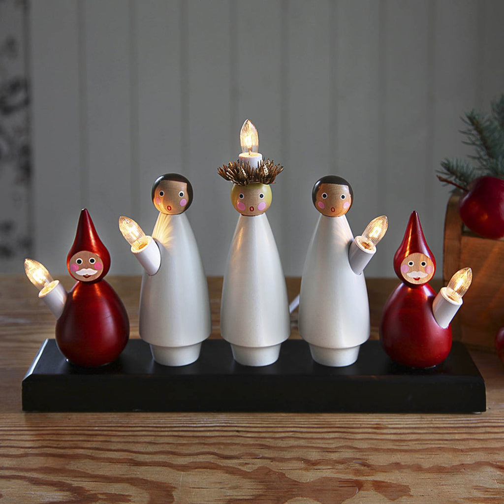 Nærbilde av lys på Adventsstake Luciakor 5 lys tre svart/rød
