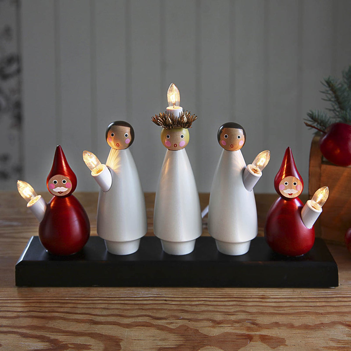 Nærbilde av lys på Adventsstake Luciakor 5 lys tre svart/rød