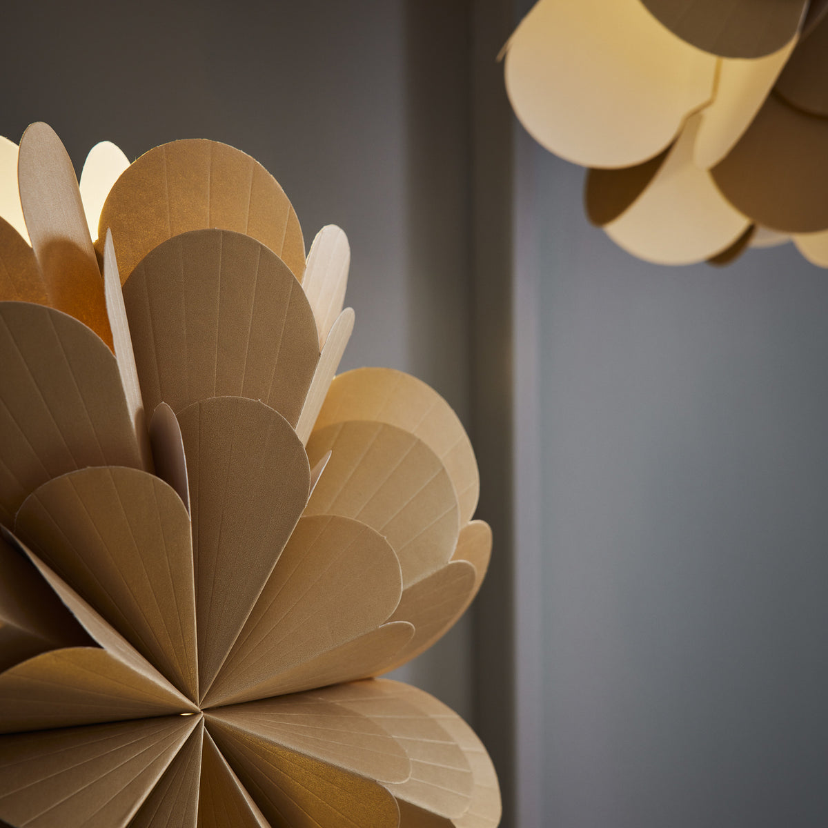 Detalj av Adventsstjerne Maravilla på fot gull/svart 68 cm