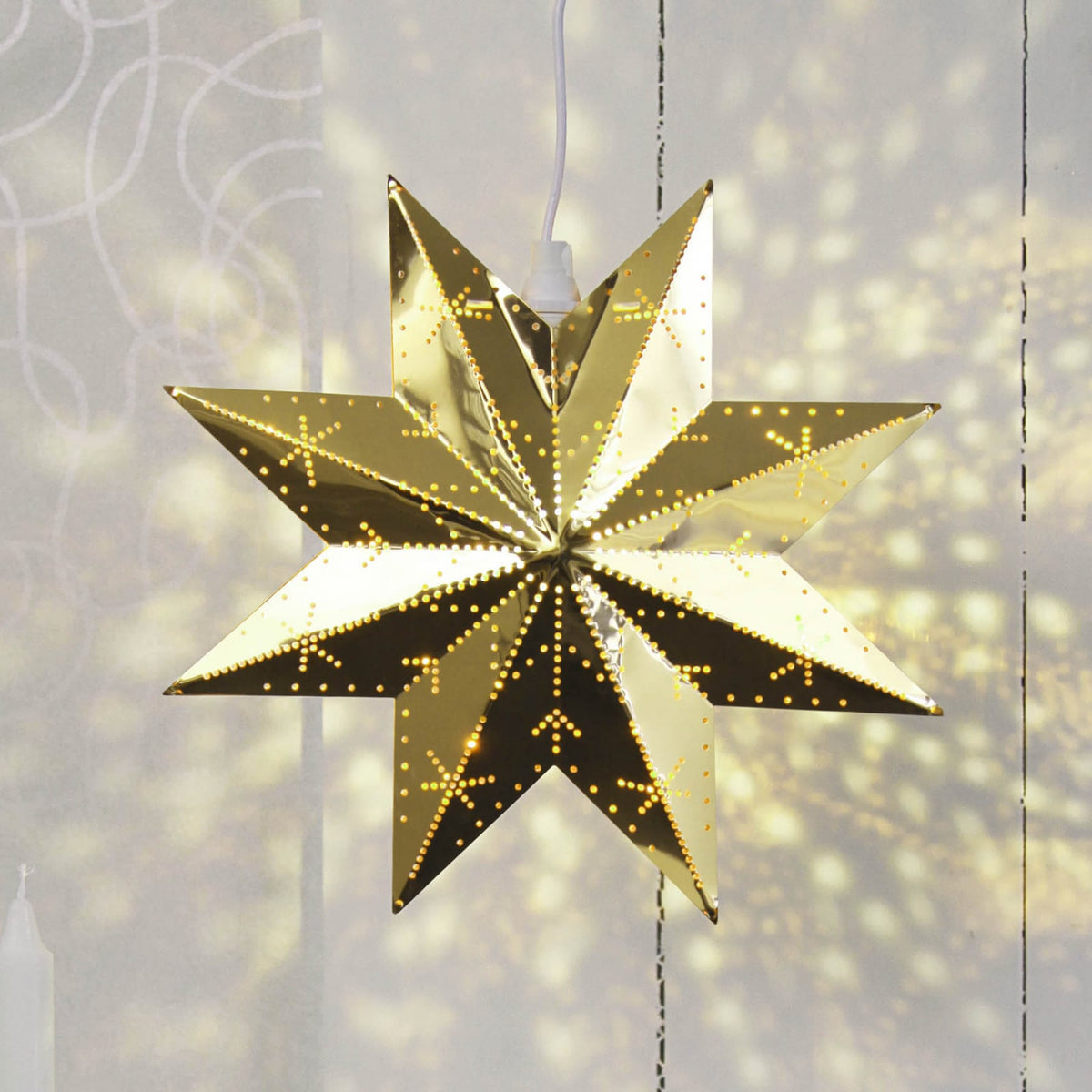 Adventsstjerne perforert metall messing Ø28 cm E14 - STAR TRADING forfra