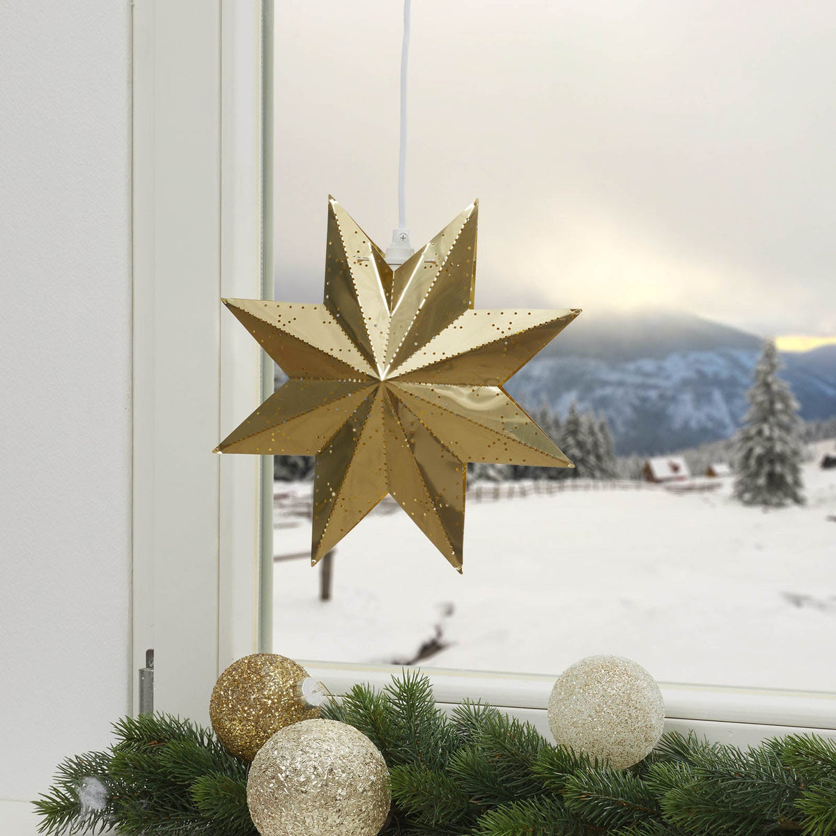 Montert Adventsstjerne perforert metall messing Ø28 cm E14 - STAR TRADING i rom