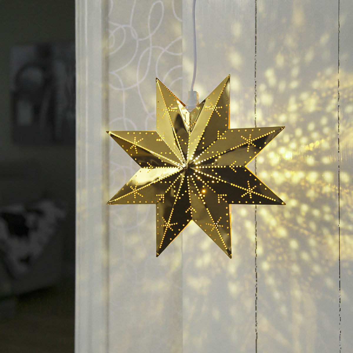 Adventsstjerne perforert metall messing Ø28 cm E14 - STAR TRADING med lyspære