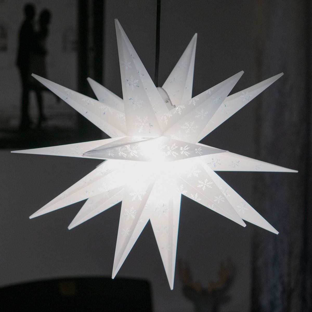 Detalj av mønster på Adventsstjerne snøfnugg hvit Ø55 cm 18 takker IP44