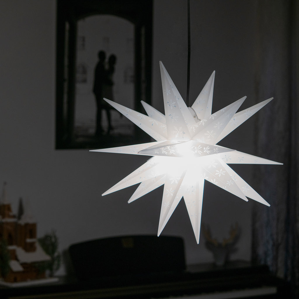 Montert Adventsstjerne snøfnugg hvit Ø55 cm 18 takker IP44 i vindu