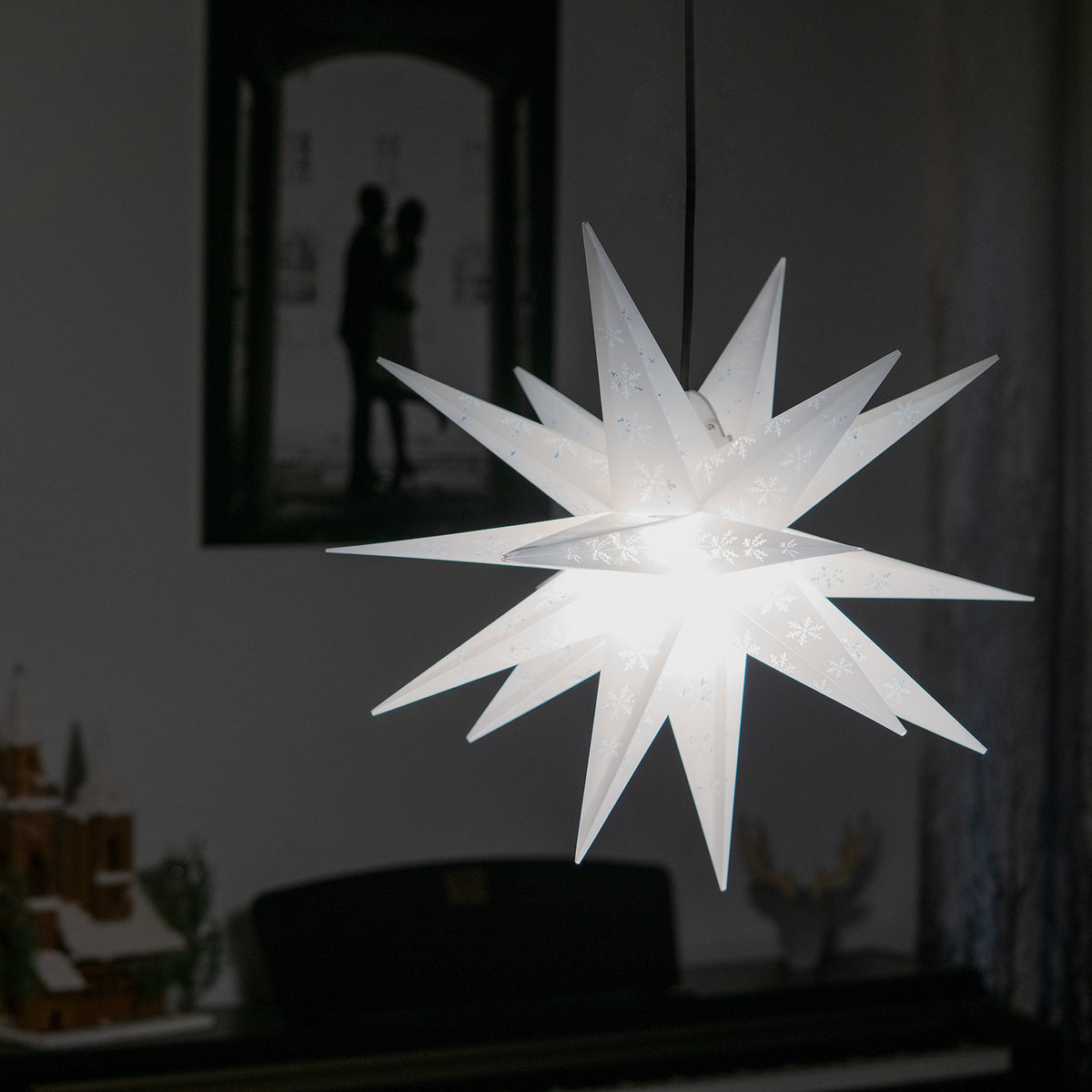 Montert Adventsstjerne snøfnugg hvit Ø55 cm 18 takker IP44 i vindu
