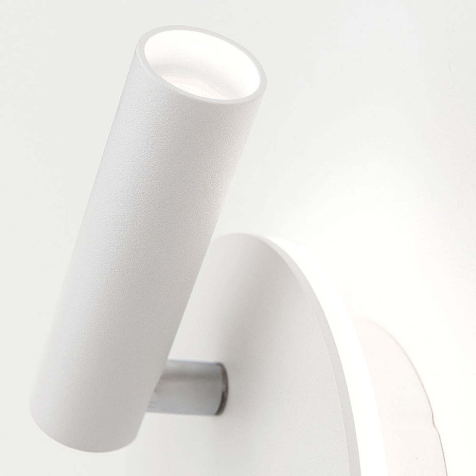 LED vegglampe Lenny med spot og indirekte lys hvit med armaturdetaljer