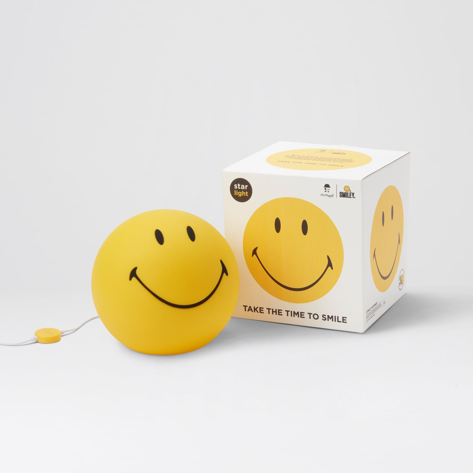 Barnelampe Smiley Star Light dimbar gul montert på bord