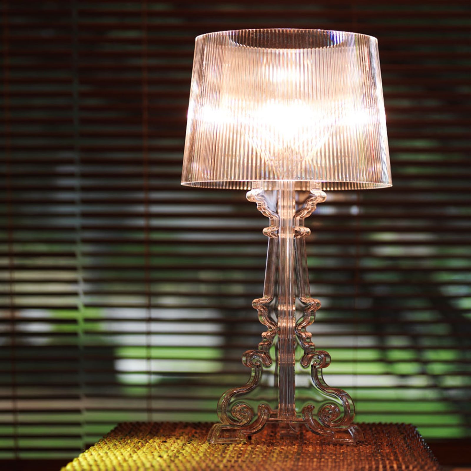 Bordlampe Bourgie LED dimbar transparent med lys på