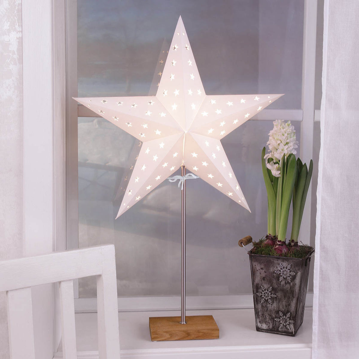 Nærbilde av skjerm på bordlampe Combi Pack med stjerneskjerm brun/krem 65 cm