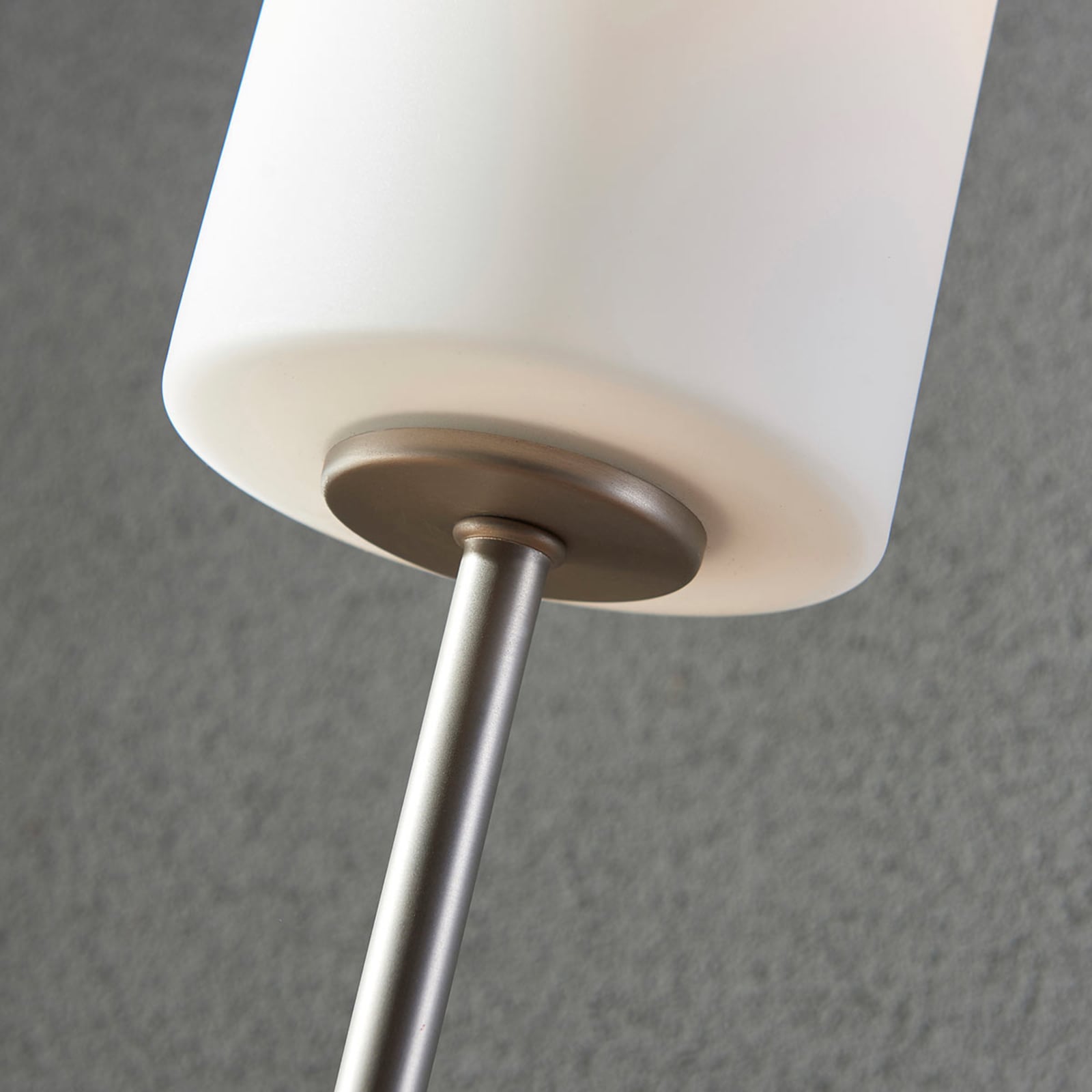 Bordlampe Felice sylinderformet glass matt nikkel montert