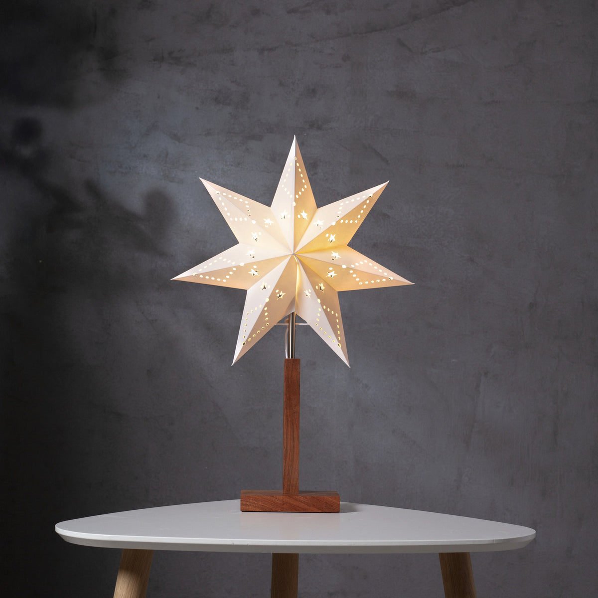 Bordlampe julestjerne papir og akasietre 55 cm hvit detalj av papirstjerne