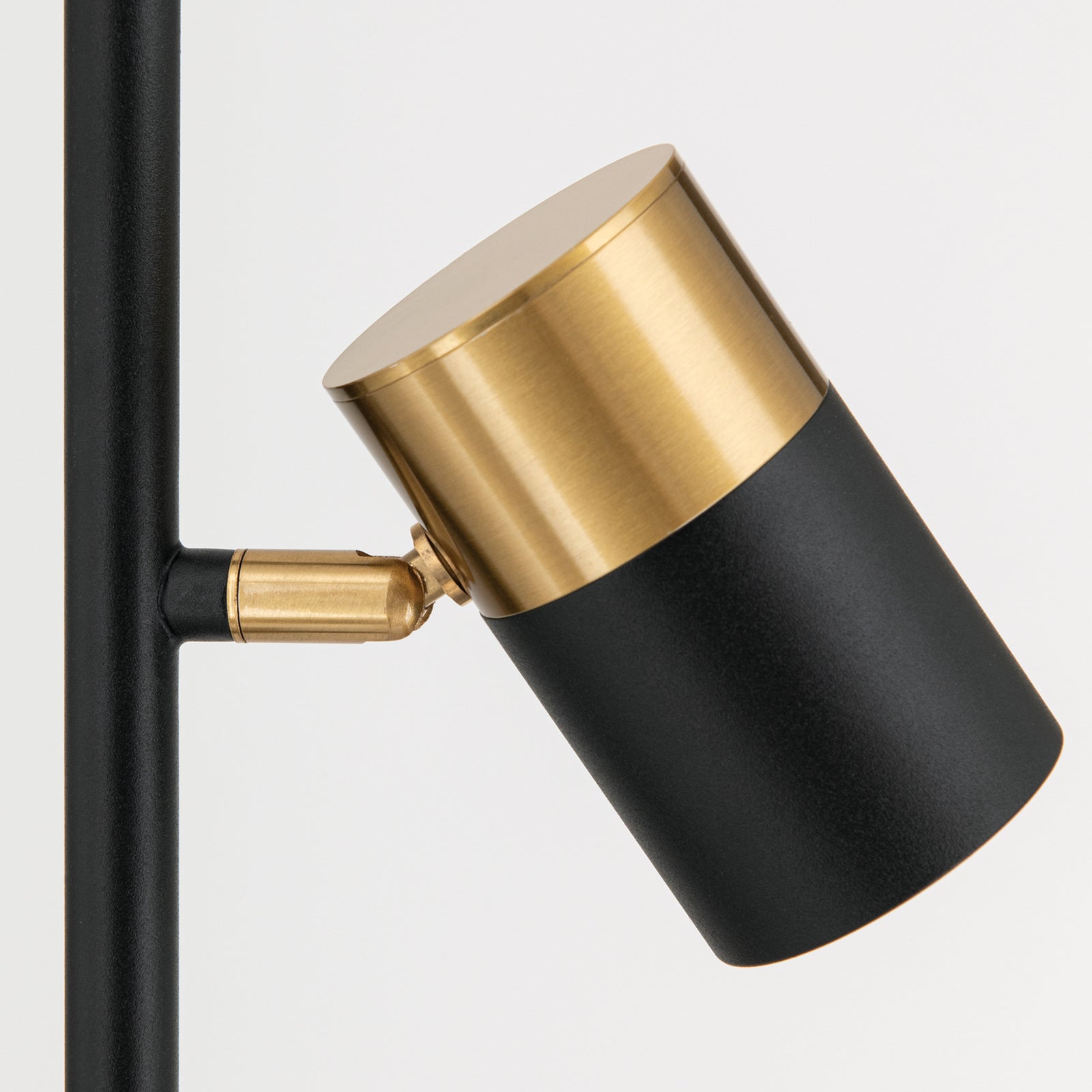 Nærbilde av justerbar skjerm på bordlampe Kevin svingbar spot svart/gull GU10
