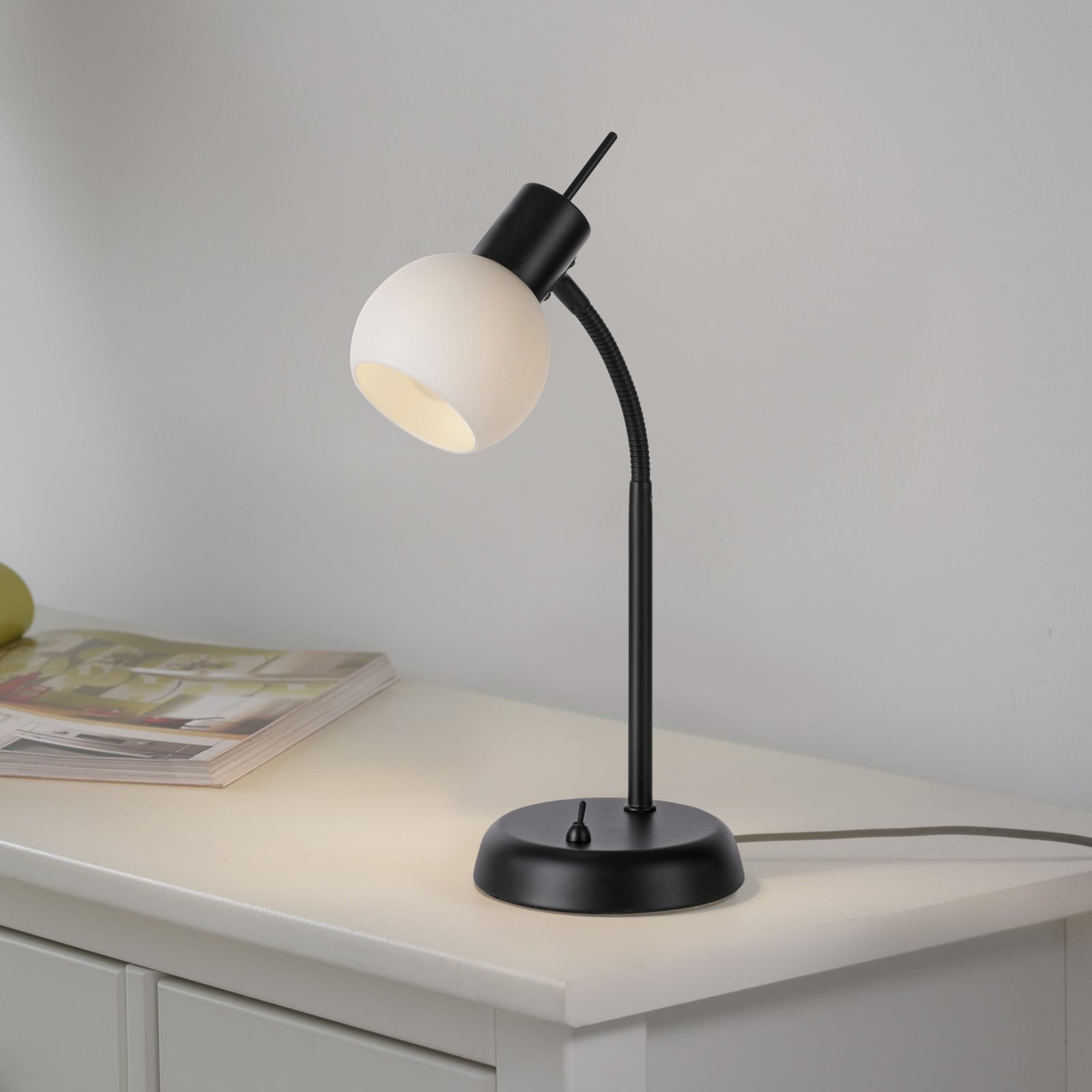 Bordlampe Loki svart jern satinert glass forfra