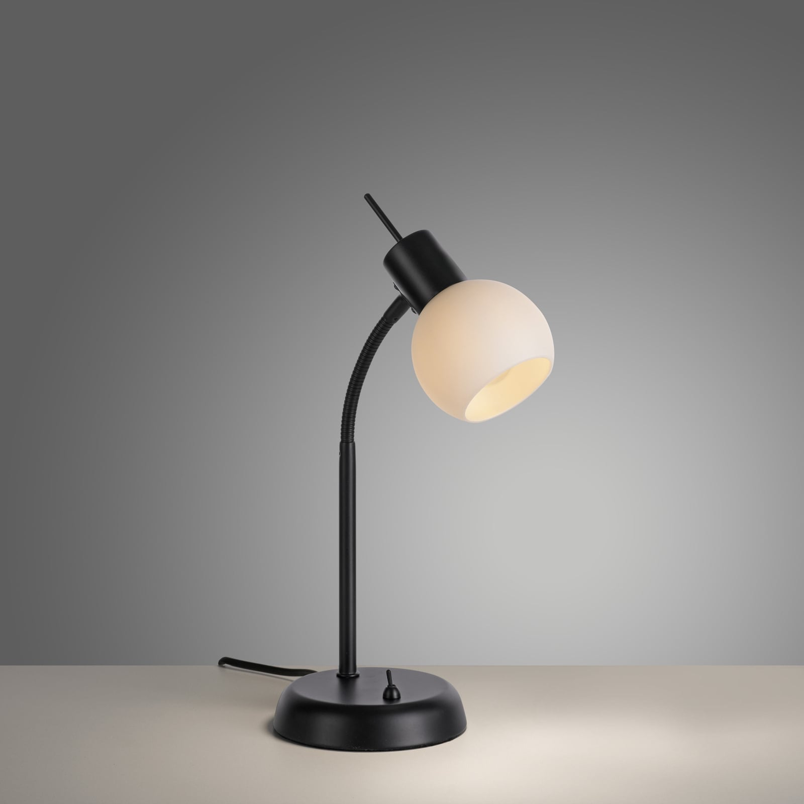 Bordlampe Loki svart jern satinert glass montert i interiør