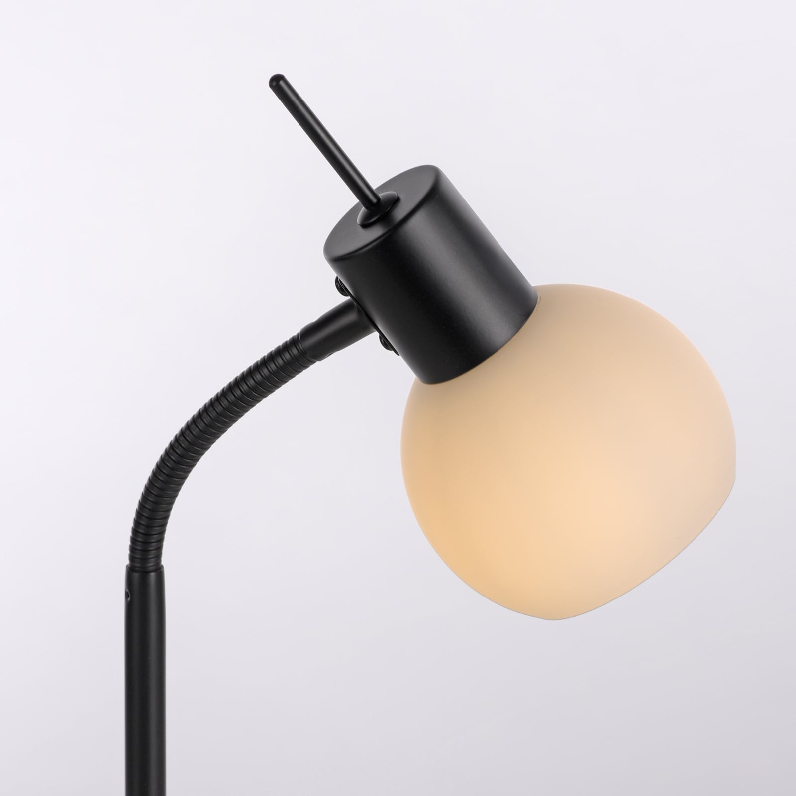 Nærbilde av Bordlampe Loki svart jern satinert glass