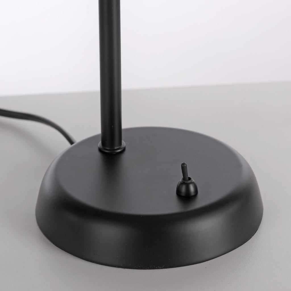 Bordlampe Loki svart jern satinert glass med lys på