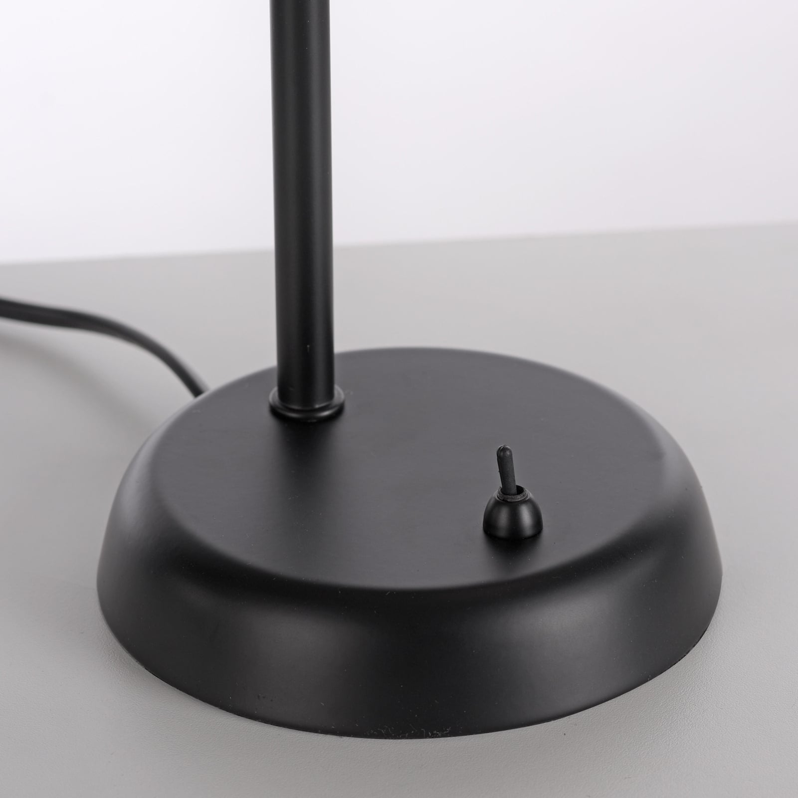 Bordlampe Loki svart jern satinert glass med lys på