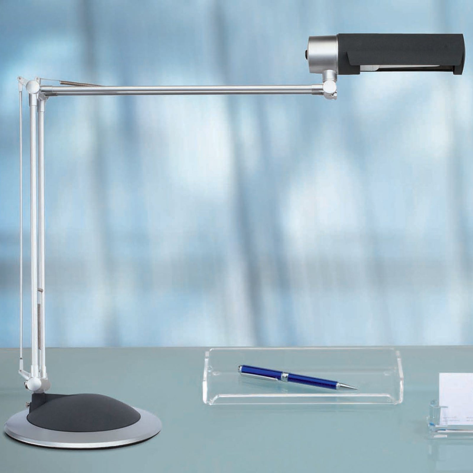 Bordlampe MAULoffice montert på skrivebord