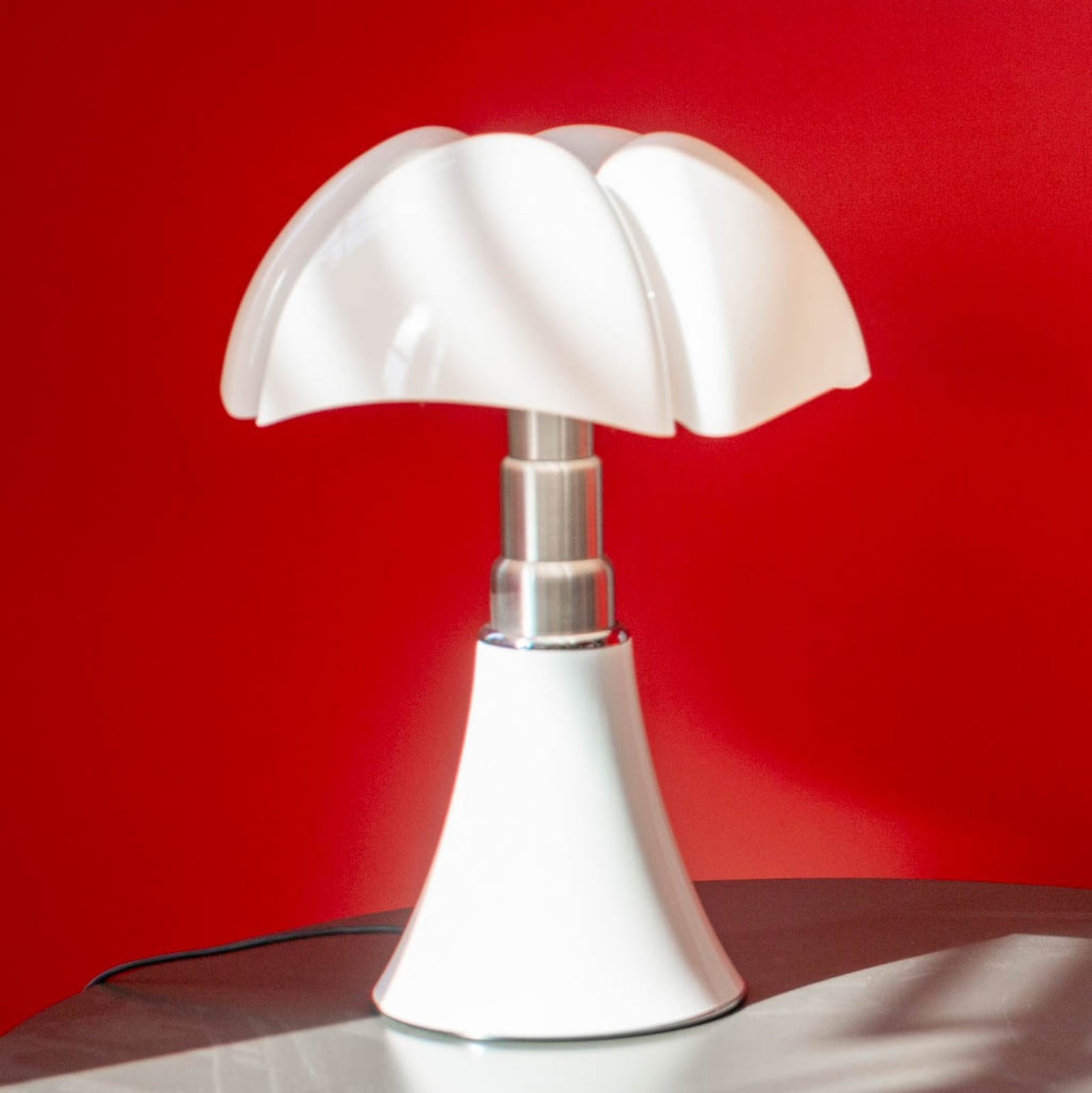 Montert bordlampe Minipipistrello dimbar hvit LED i rom