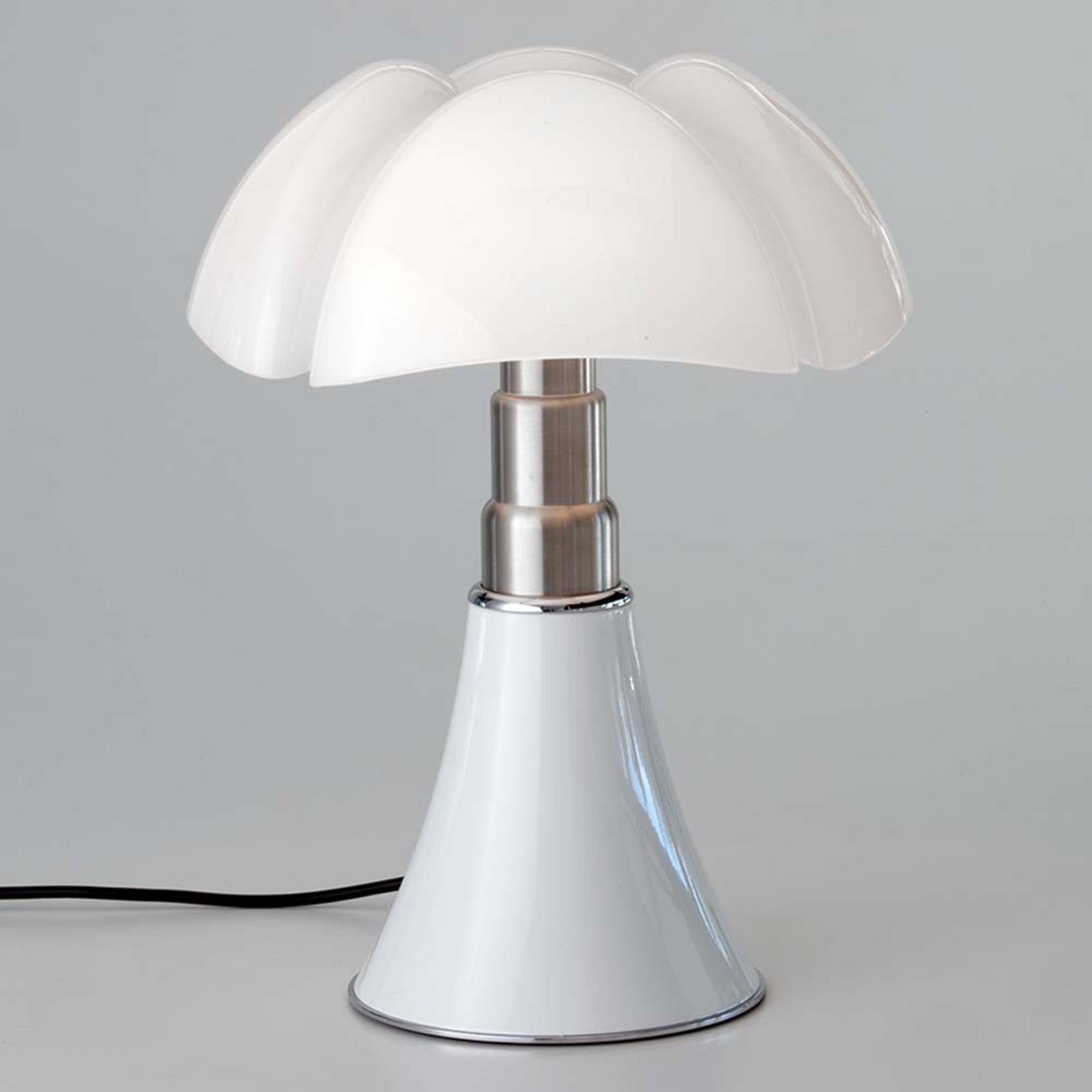 Nærbilde av dimmer på bordlampe Minipipistrello dimbar hvit LED