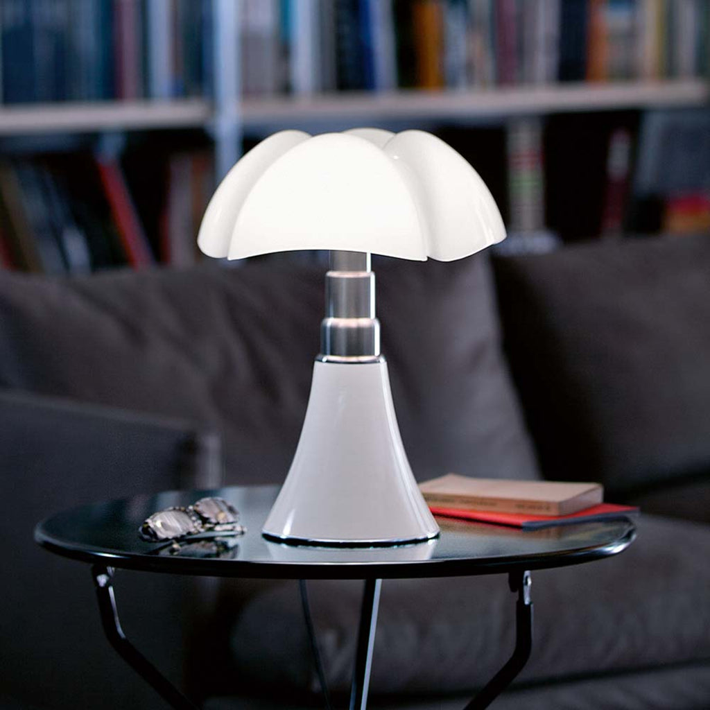 Bordlampe Minipipistrello med stålfot og hvit skjerm detalj