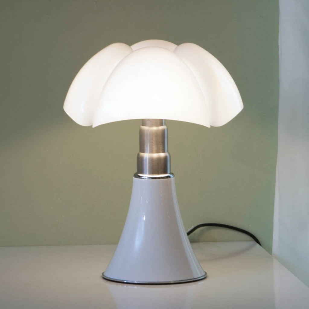 Oversikt bordlampe Minipipistrello dimbar hvit LED på bord