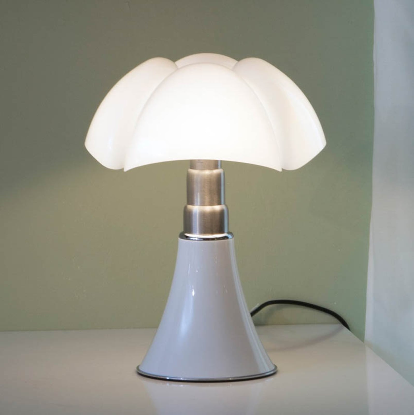 Oversikt bordlampe Minipipistrello dimbar hvit LED på bord