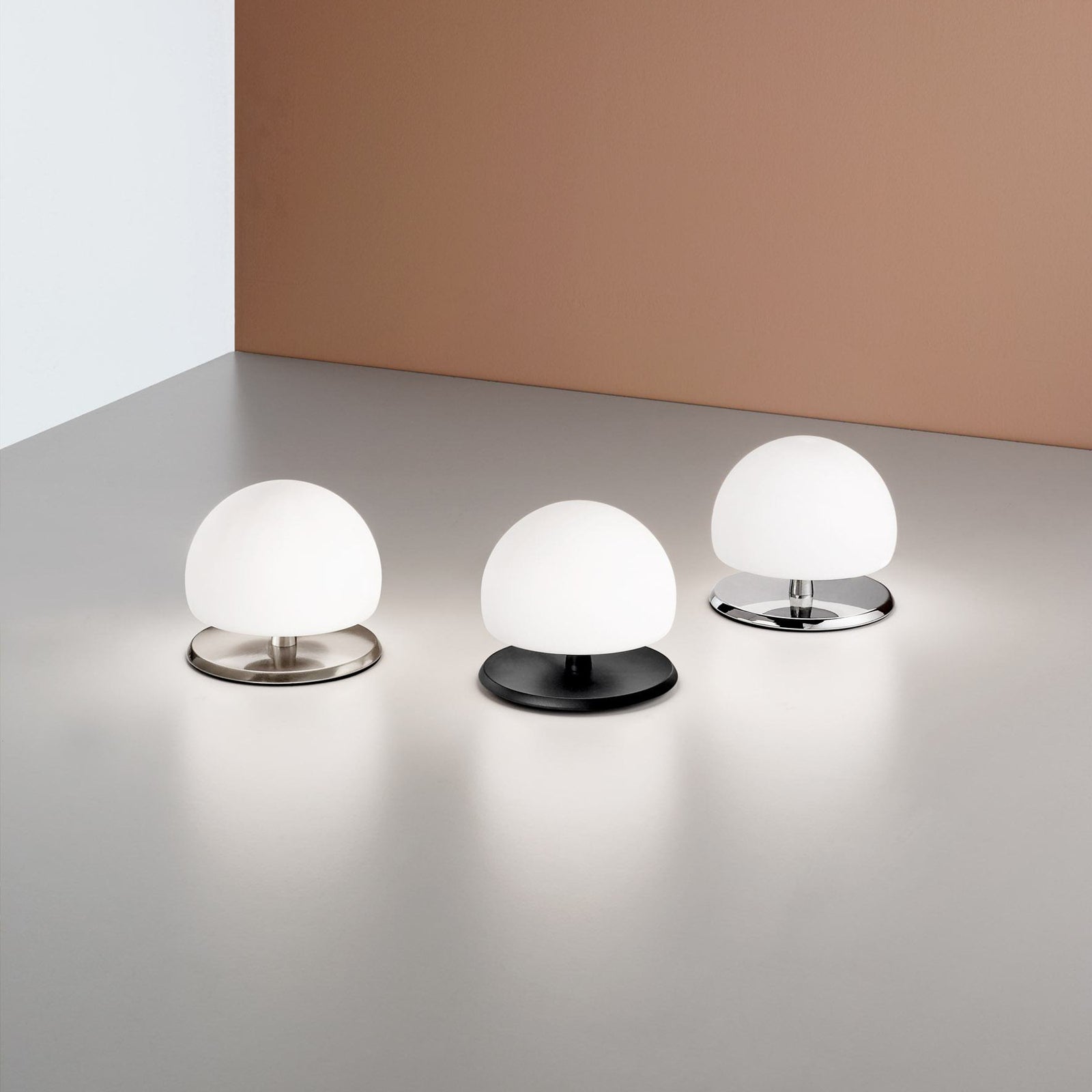 Bordlampe Morgana nikkel hvit glass berøringsdimmer montert