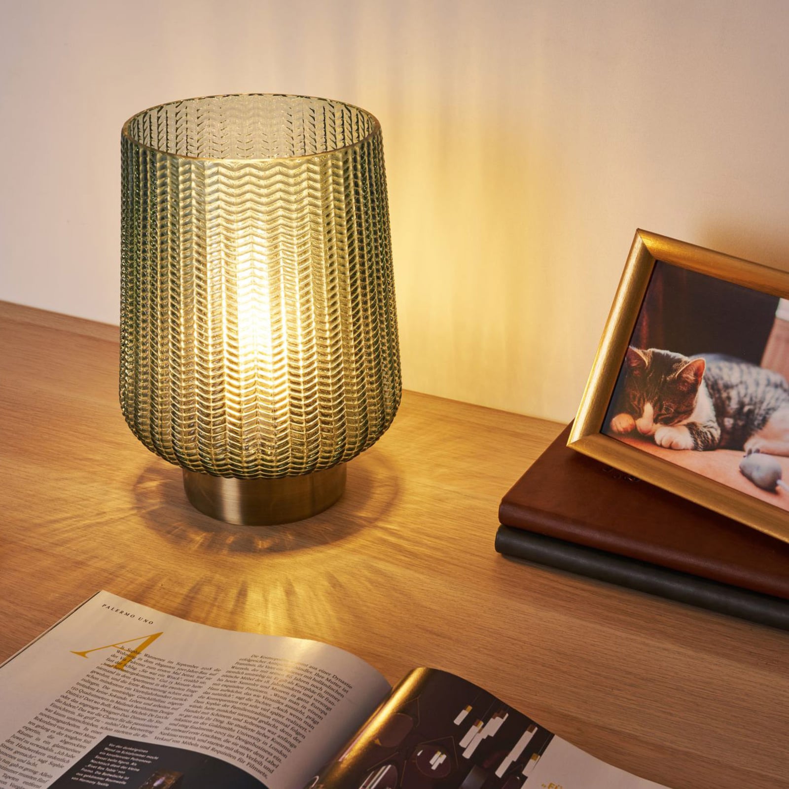 Bordlampe Pretty Glamour batteridrevet glass turkis/messing detalj av glassmønster