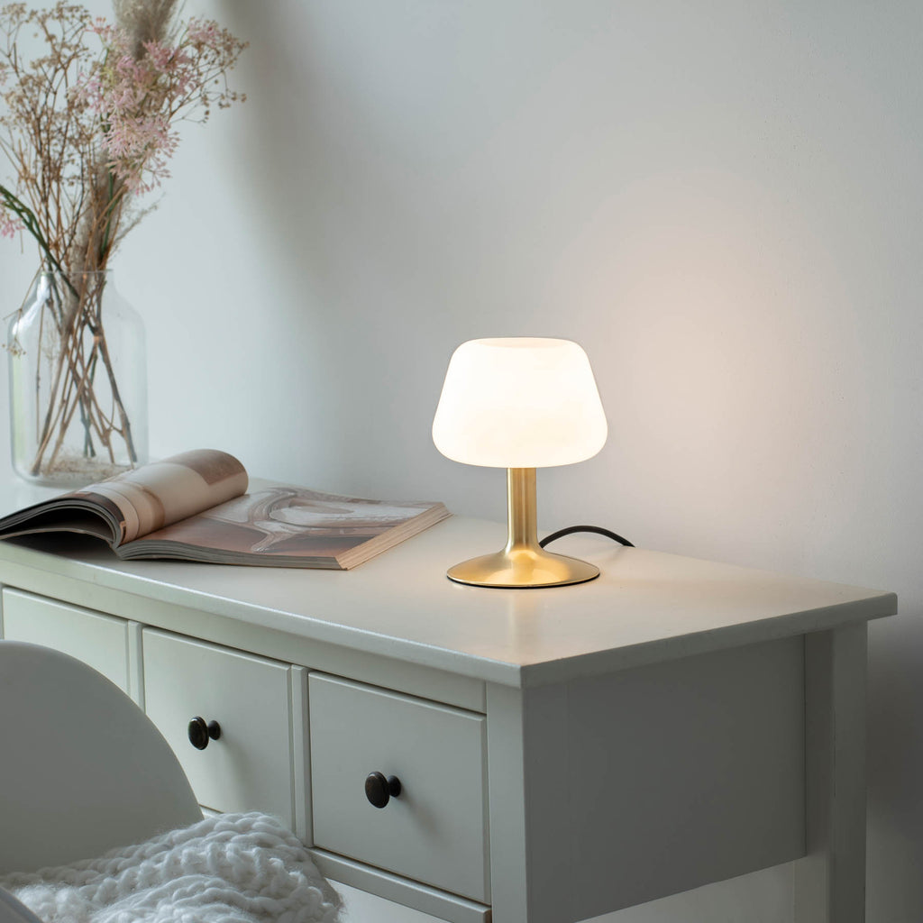 Bordlampe Till dimbar glass matt messing 20 cm montert i rom