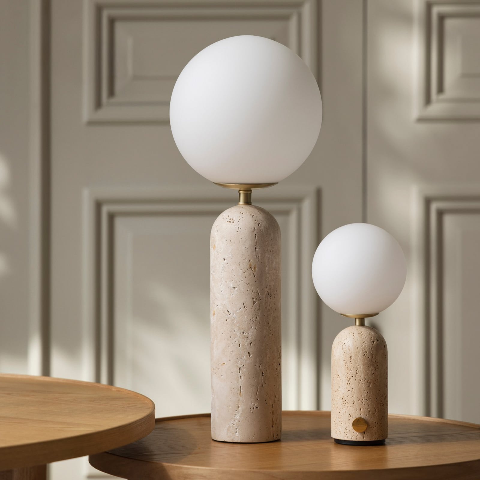 Bordlampe Torrano oppladbar travertin beige dimbar G4 lys i bruk