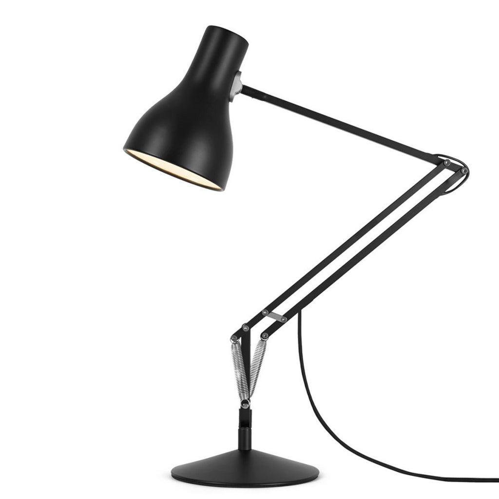 Bordlampe Type 75 aluminium svart E27 montert på skrivebord