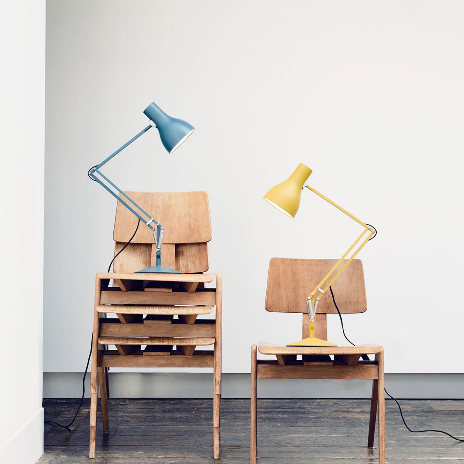 Montert bordlampe Type 75 Margaret Howell gul E27 i arbeidsrom
