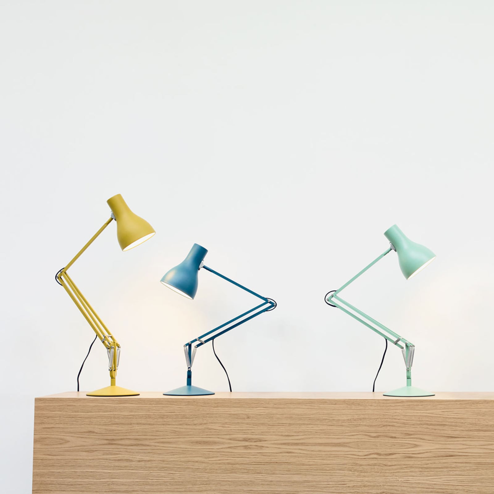 Nærbilde av lyskilde i bordlampe Type 75 Margaret Howell gul E27