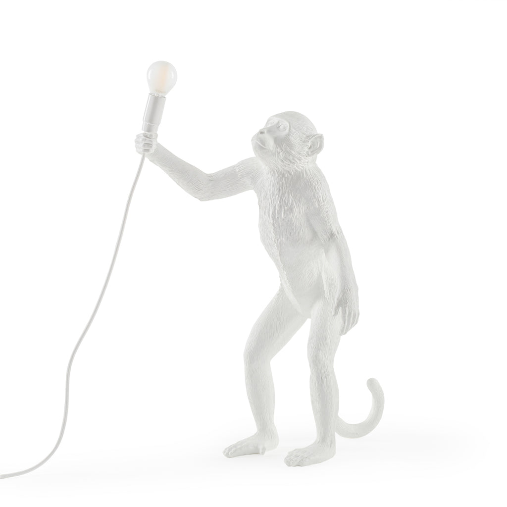 Dekorativ bordlampe Monkey Lamp stående figur hvit E14 montert i rom