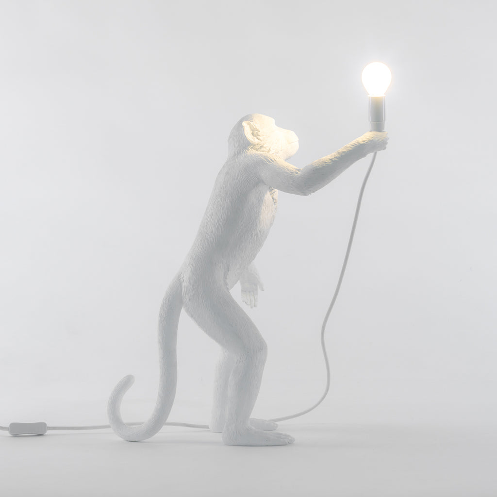 Sideprofil av Dekorativ bordlampe Monkey Lamp stående figur hvit E14
