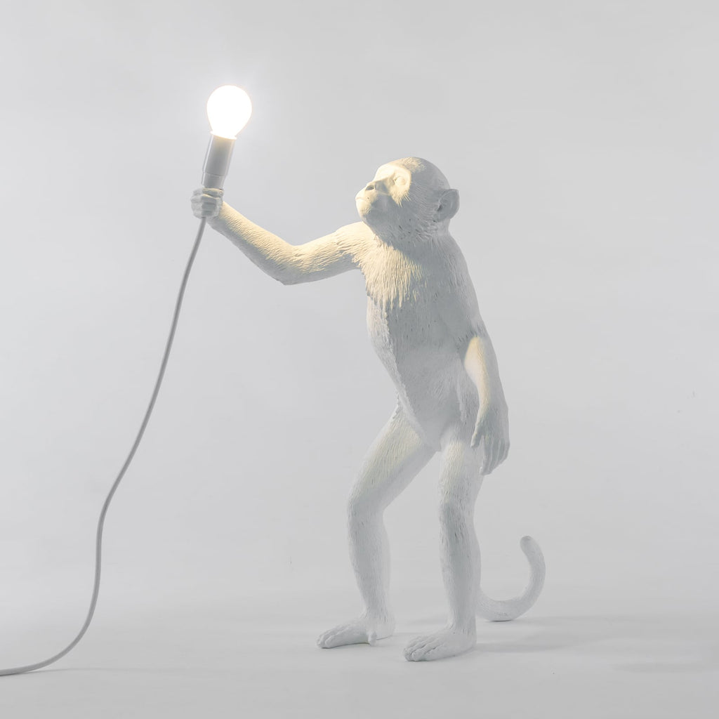 Oversikt over Dekorativ bordlampe Monkey Lamp stående figur hvit E14 i interiør