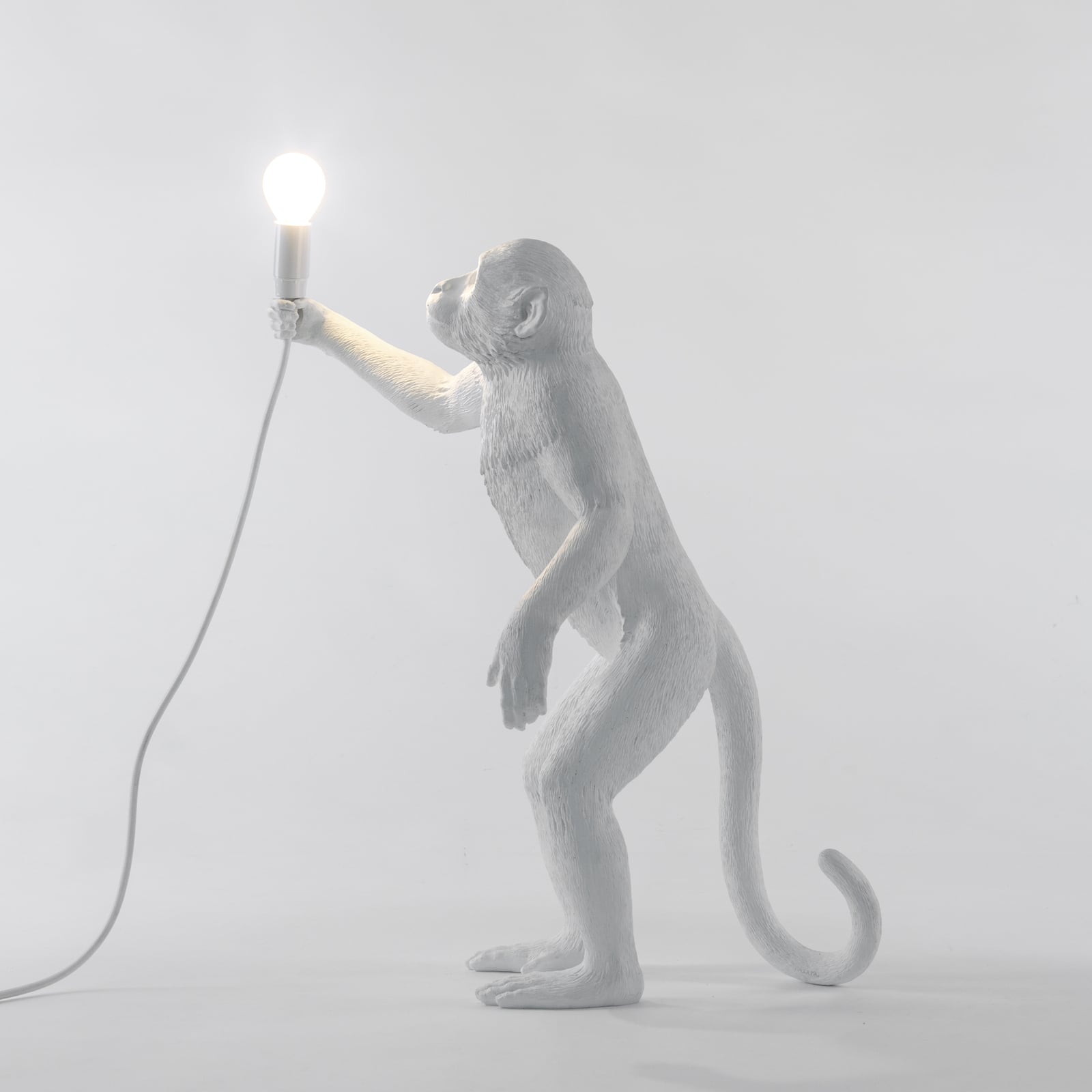 Detalj av apen på Dekorativ bordlampe Monkey Lamp stående figur hvit E14