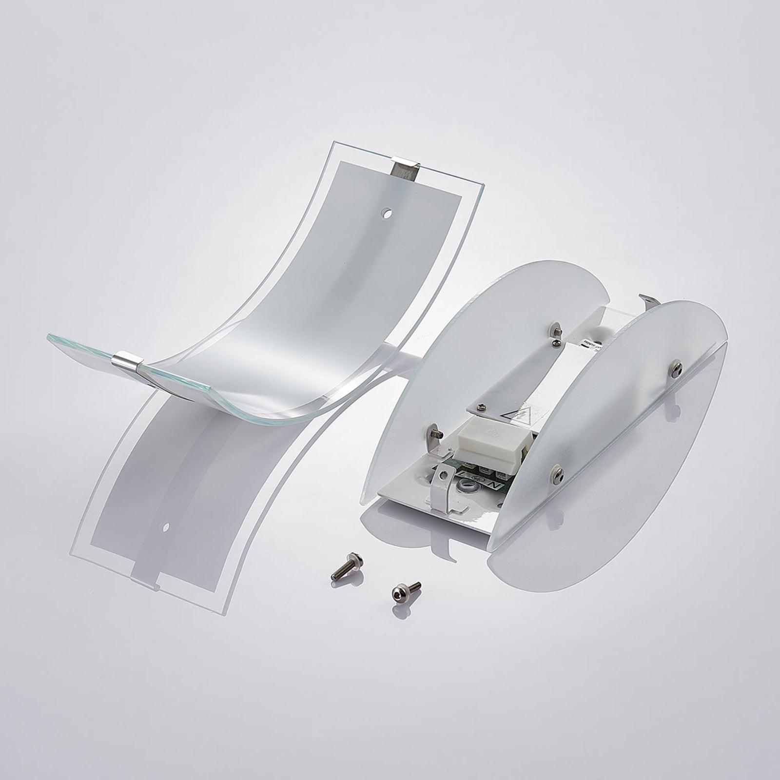 LED vegglampe Zinka hvit glass og krom designdetalj